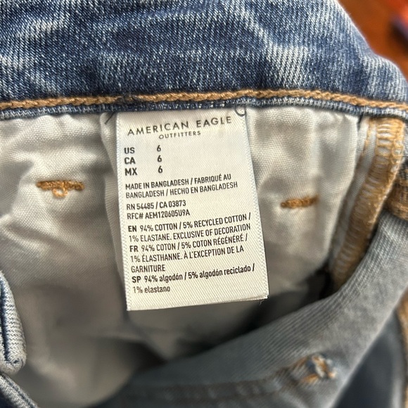 American Eagle Outfitters Distressed Blue Jean Mom Short Size 6 - Picture 5 of 6